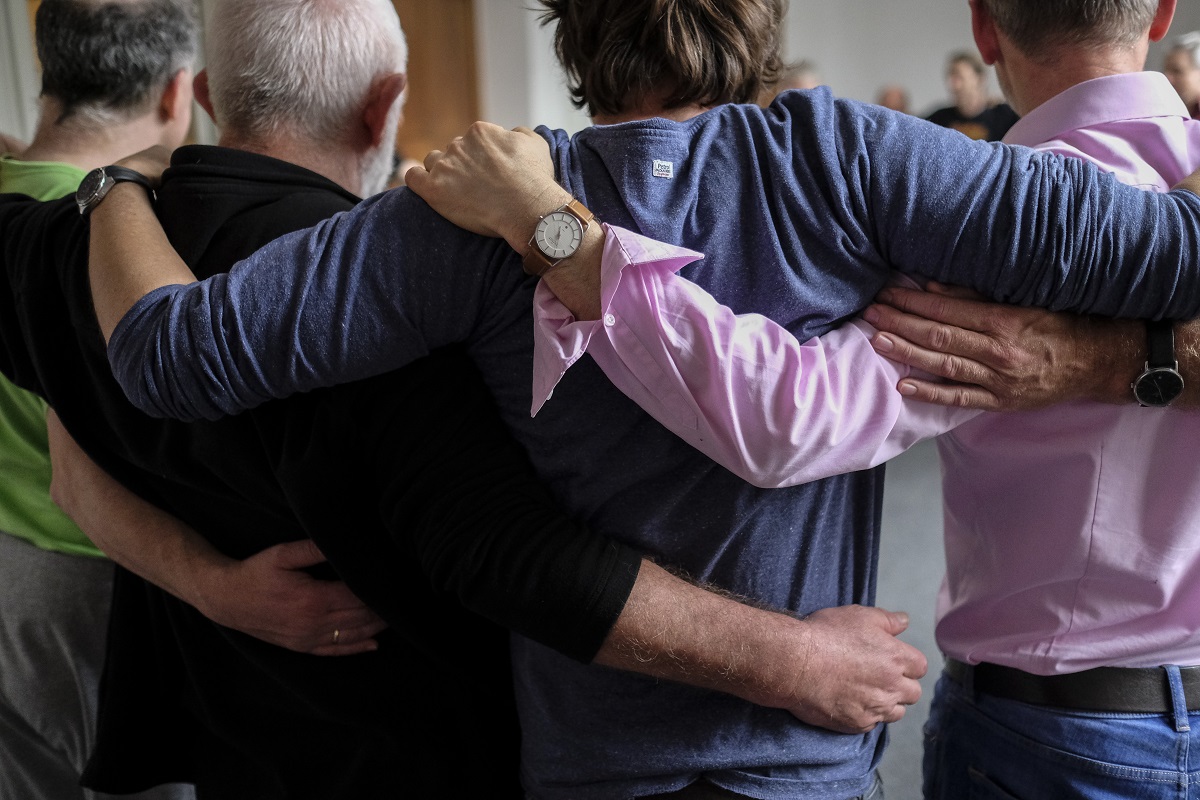 Geben sich selbst ein wenig Geborgenheit: Männer Arm in Arm. Foto: Fundus