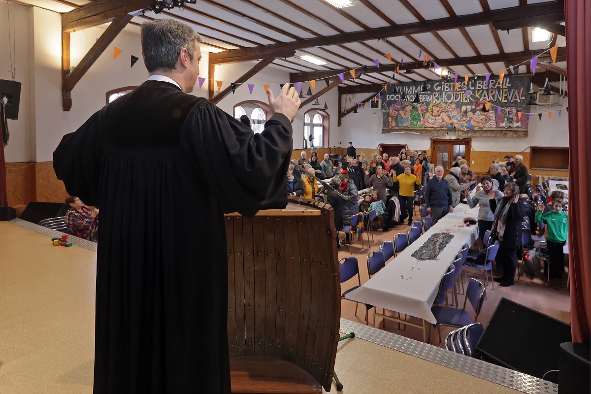 Predigt in der Turnhalle Rhodt aus der Bütt heraus: Pfarrer Bernd Rapp. Foto: Norman Krauß