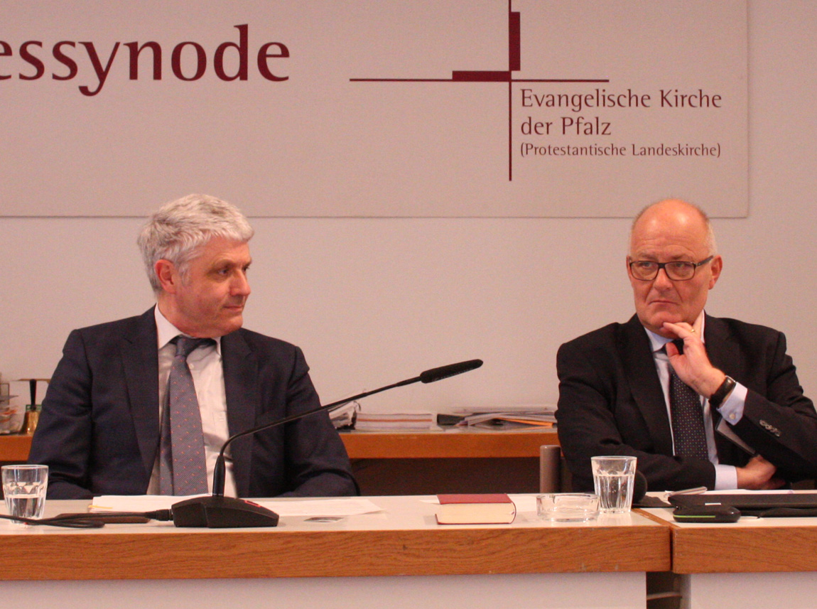 Berichteten aus ihrer Praxis: Der Pirmasenser Oberbürgermeister Bernhard Matheis (links) und Landesdiakoniepfarrer Albrecht Bähr. Foto: lk