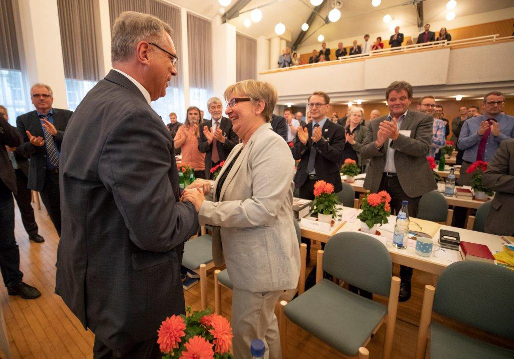 Kirchenpräsident Christian Schad gratuliert Dorothee Wüst. 
