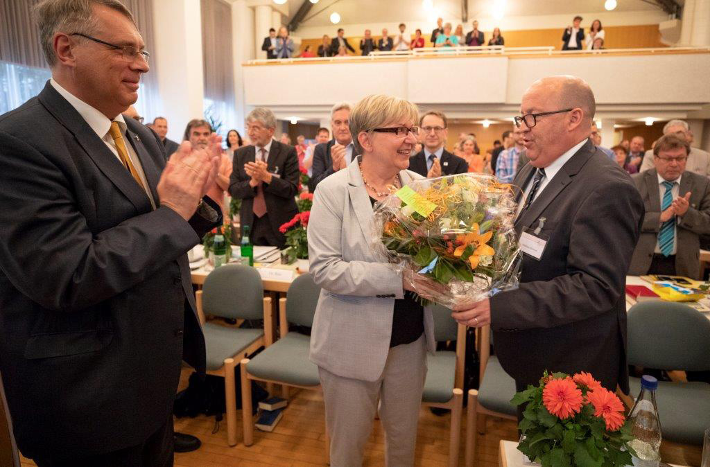 Blumen und Glückwünsche zur Wahl von Synodalvizepräsident Matthias Schwarz. Fotos: Landeskirche/view