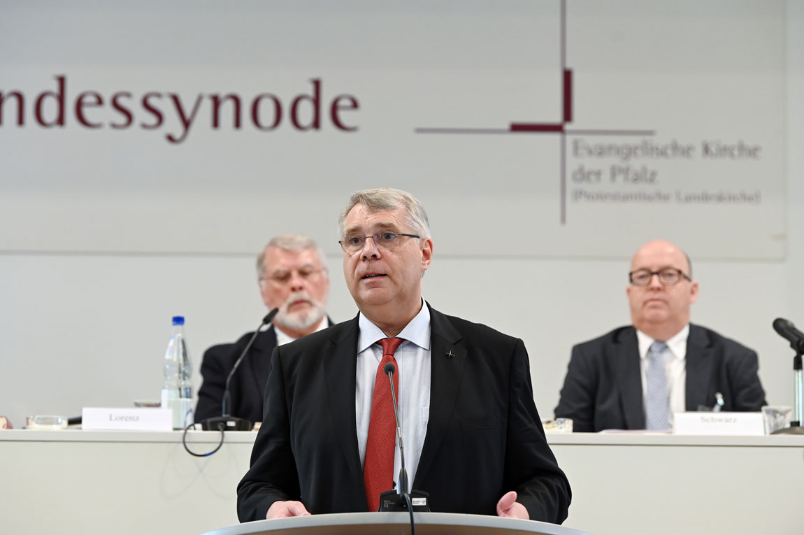 Zum Auftakt der Synode hielt Kirchenpräsident Christian Schad seinen Bericht. Foto: Landry