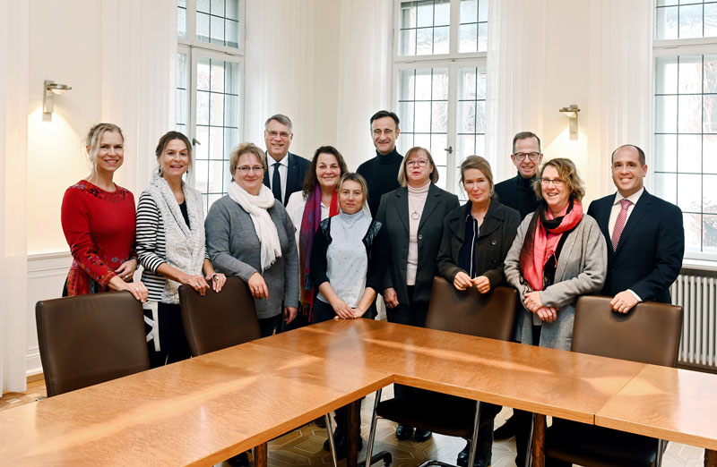 Die Mitarbeitenden des Dezernats 1: Mechthild Werner, Simone Saenger-Herber, Birgit Dias Fontao, Dr. h. c. Christian Schad, Petra Tröbliger, Alina Steiner, Andreas Rummel, Karin Schneider, Christine Keßler-Papin, Wolfgang Schumacher, Annette Heinemeyer, Die Mitarbeitenden des Dezernats 1: Mechthild Werner, Simone Saenger-Herber, Birgit Dias Fontao, Dr. h. c. Christian Schad, Petra Tröbliger, Alina Steiner, Andreas Rummel, Karin Schneider, Christine Keßler-Papin, Wolfgang Schumacher, Annette Heinemeyer, Christian Roth (v.l.). Es fehlt Diana Vögeli.