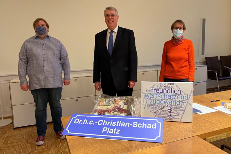 Kirchenpräsident Dr. h.c. Christian Schad mit Gertrud Welzel und Stefan Behrens vom Geschäftsführenden Ausschuss des Runden Tisches Ehrenamt. Foto: Stefan Behrens