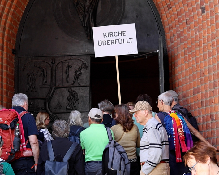 Schlange stehen vor der Kirche.