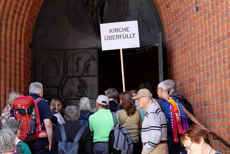 Schlange stehen vor der Kirche.