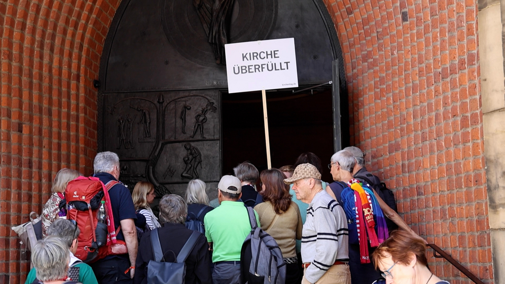 Schlange stehen vor der Kirche.