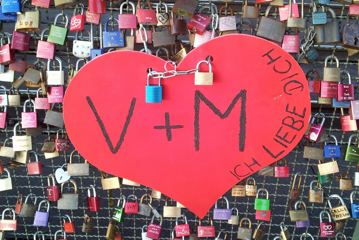 Man sieht viele Liebesschlösser und ein riesiges Herz mit der Aufschrift V+M ich liebe Dich