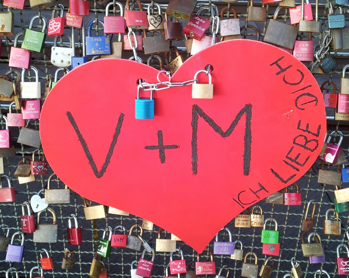 Man sieht viele Liebesschlösser und ein riesiges Herz mit der Aufschrift V+M ich liebe Dich