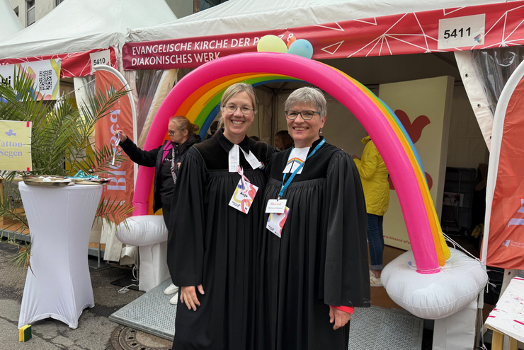 Segensangebot unter dem Regenbogen. Foto: lk/Endres