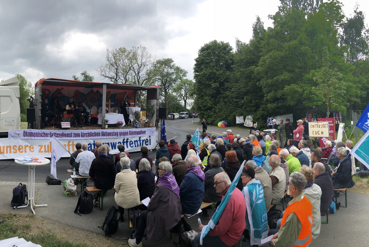 Zum 8. Kirchlichen Aktionstag am Fliegerhorst Büchel waren rund 120 Christinnen und Christen gekommen. Foto: Dieter Junker