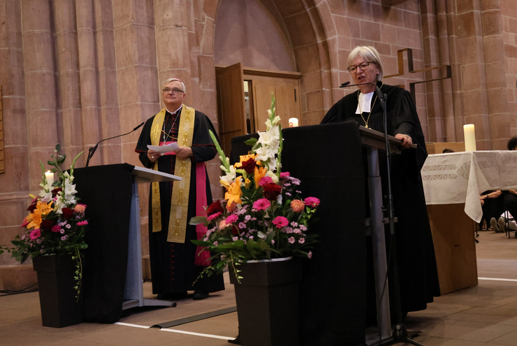 Bischof Karl-Heinz Wiesemann und Kirchenpräsidentin Dorothee Wüst bei der Dialogpredigt in der Stiftskirche Kaiserslautern. Foto: Nadja Donauer