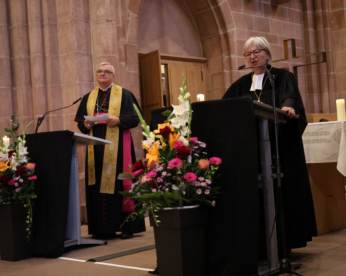 Bischof Karl-Heinz Wiesemann und Kirchenpräsidentin Dorothee Wüst bei der Dialogpredigt in der Stiftskirche Kaiserslautern. Foto: Nadja Donauer