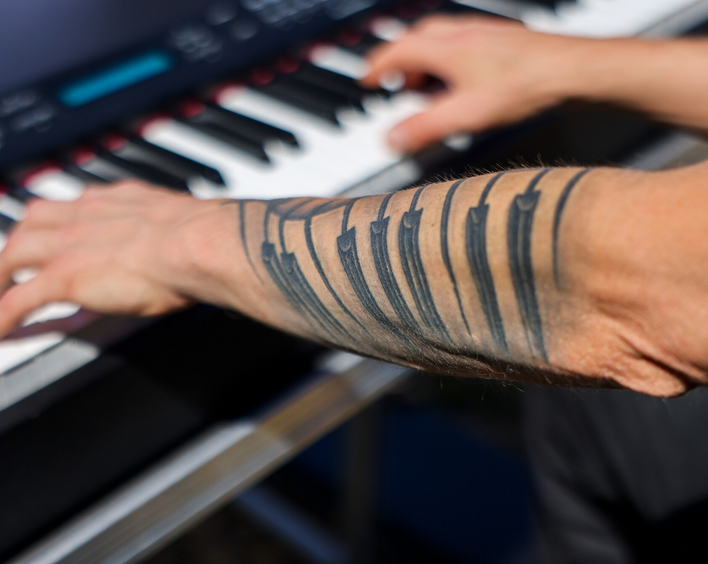 Das musikalische Gemeinschaftserlebnis macht Schlagergottesdienste erfolgreich. Foto: Rolf Oeser/FUNDUS