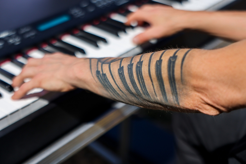 Das musikalische Gemeinschaftserlebnis macht Schlagergottesdienste erfolgreich. Foto: Rolf Oeser/FUNDUS
