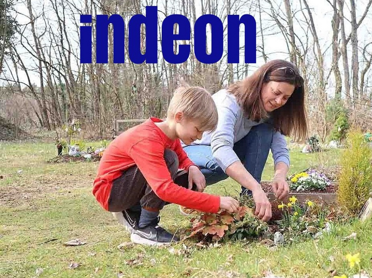 Katrin Benary und Sohn Philipp pflegen das Grab von Kater Cobi. Foto: Florian Riesterer