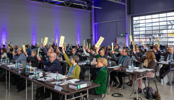 Abstimmung auf der Herbstsynode 2024. Foto: Jochen Krümpelmann
