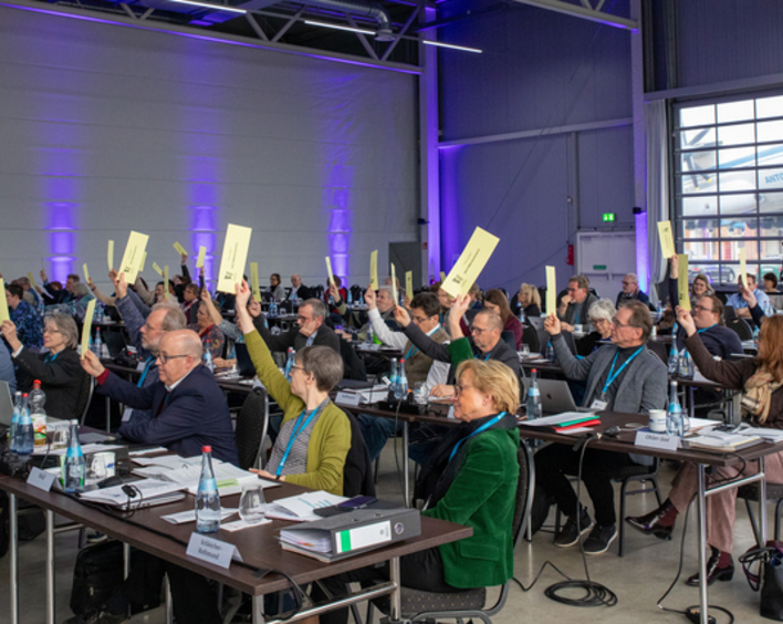 Abstimmung auf der Herbstsynode 2024. Foto: Jochen Krümpelmann