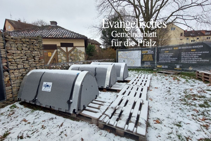 Durchreisende Obdachlose nutzen sie im Winter: Die drei Kälte-Iglus auf der Festwiese in Neustadt. Fotos: Lore Dohrenbusch