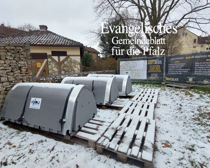 Durchreisende Obdachlose nutzen sie im Winter: Die drei Kälte-Iglus auf der Festwiese in Neustadt. Fotos: Lore Dohrenbusch