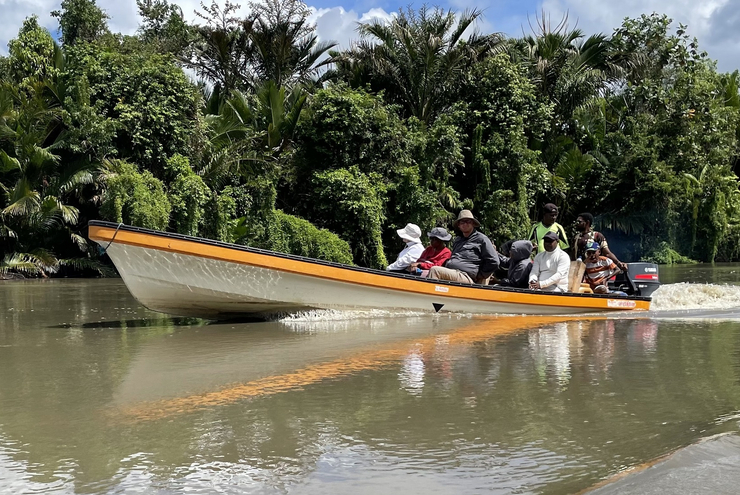 Papua - Waropen Atas: Einige Ortschaften sind nur mit dem Boot erreichbar. Foto Corinna Waltz