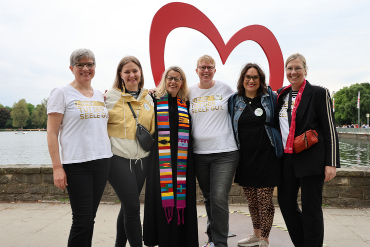 Mit Diemut Meyer, Kerstin Bartels, Barbara Schipper, Katrin Schwarz, Anja Behrens und Elisabeth Lang segneten und trauten sechs Pfälzer Pfarrerinnen etliche Paare am und auf dem Maschsee.