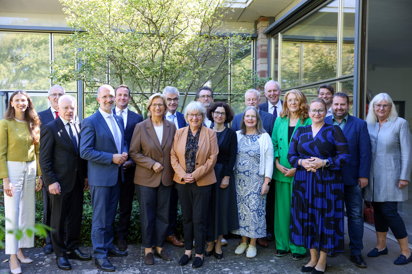 Eine Gruppe von Menschen stellt sich für ein Foto auf