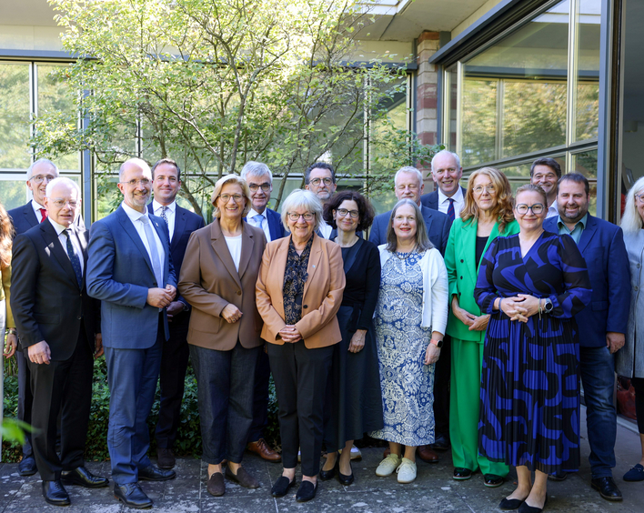 Eine Gruppe von Menschen stellt sich für ein Foto auf
