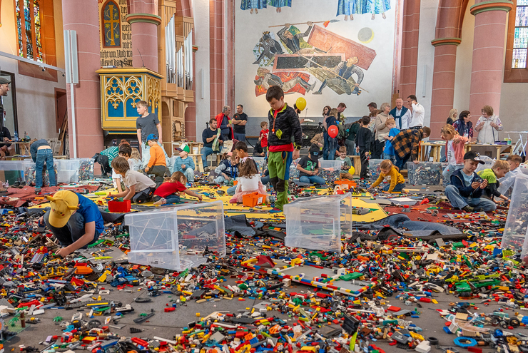 400 kg LEGO® in der Stiftskirche: Kinder können nach Lust und Laune ihre eigene Welt bauen. Foto: Stefan Mendling