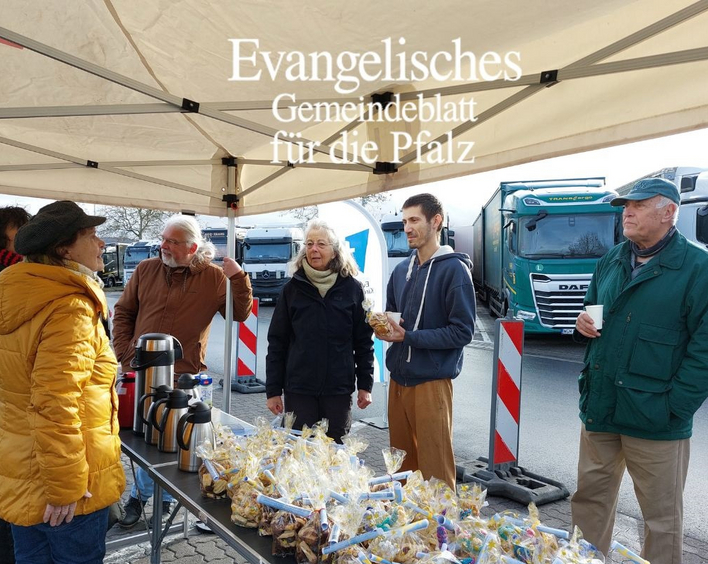 Freute sich über Plätzchen und heißen Kaffee: Alex aus Rumänien (zweiter von rechts) ist seit sechs Monaten mit seinem Truck in Deutschland, Polen und Tschechien unterwegs. Foto: Lore Dohrenbusch