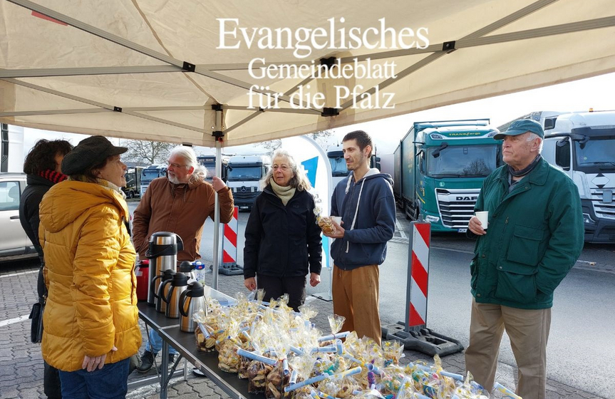Freute sich über Plätzchen und heißen Kaffee: Alex aus Rumänien (zweiter von rechts) ist seit sechs Monaten mit seinem Truck in Deutschland, Polen und Tschechien unterwegs. Foto: Lore Dohrenbusch