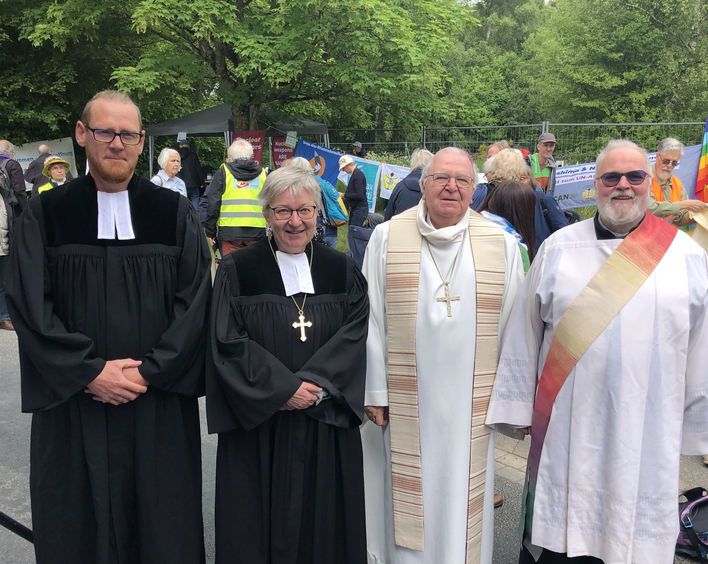 8. Kirchlicher Aktionstag für eine atomwaffenfreie Welt: Die Beteiligten am Gottesdienst mit Gregor Rehm (Friedensbeauftragter der pfälzischen Kirche), Kirchenpräsidentin Dorothee Wüst, Weihbischof Otto Georgens und Diakon Horst-Peter Rauguth (v. l.). Foto: Dieter Junker