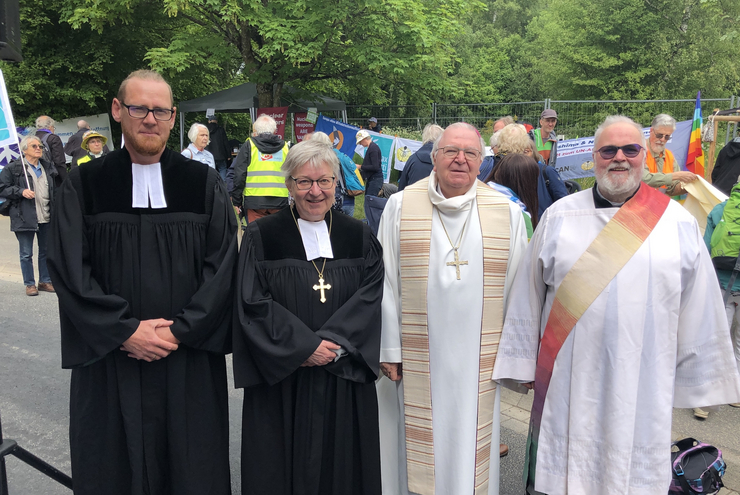 8. Kirchlicher Aktionstag für eine atomwaffenfreie Welt: Die Beteiligten am Gottesdienst mit Gregor Rehm (Friedensbeauftragter der pfälzischen Kirche), Kirchenpräsidentin Dorothee Wüst, Weihbischof Otto Georgens und Diakon Horst-Peter Rauguth (v. l.). Foto: Dieter Junker