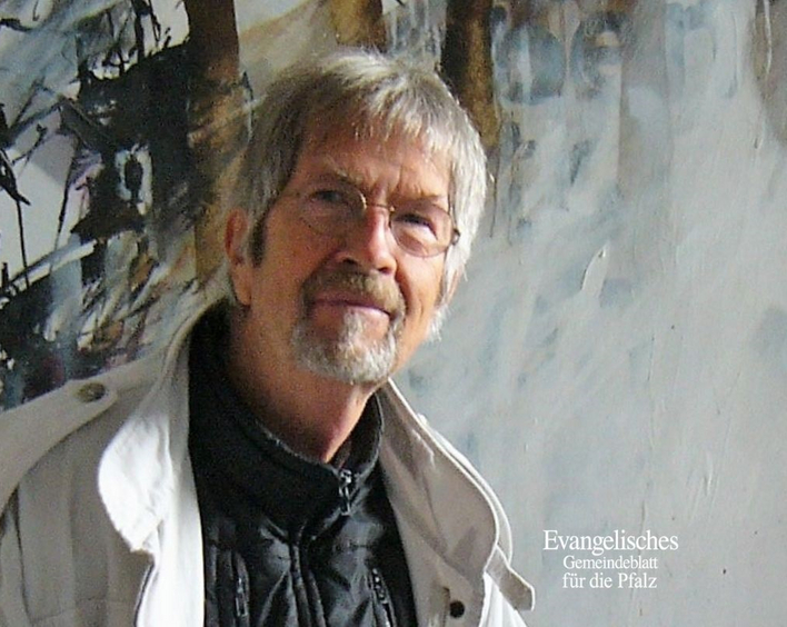 Gero Hellmuth vor dem Diptychon „Kain und Abel I“. Einzelkunstwerk ist das  Relief „Hiobs­botschaft“. Foto: Gero Hellmuth