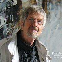 Gero Hellmuth vor dem Diptychon „Kain und Abel I“. Einzelkunstwerk ist das  Relief „Hiobs­botschaft“. Foto: Gero Hellmuth