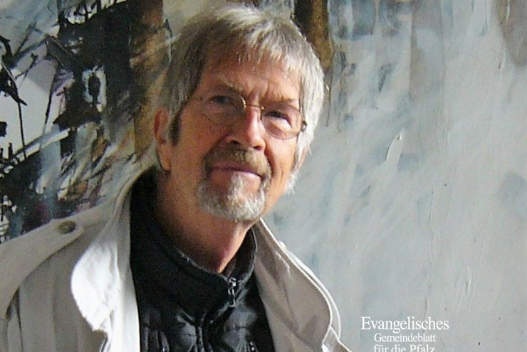 Gero Hellmuth vor dem Diptychon „Kain und Abel I“. Einzelkunstwerk ist das  Relief „Hiobs­botschaft“. Foto: Gero Hellmuth