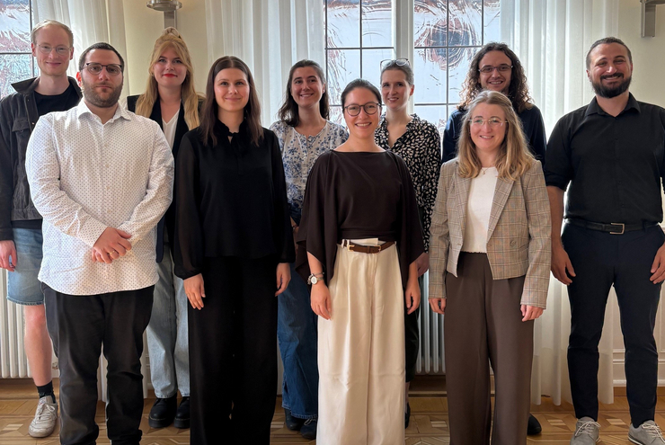 Sechs Vikarinnen und vier Vikare erhielten ihre Ernennungsurkunden. Foto: Lore Dohrenbusch