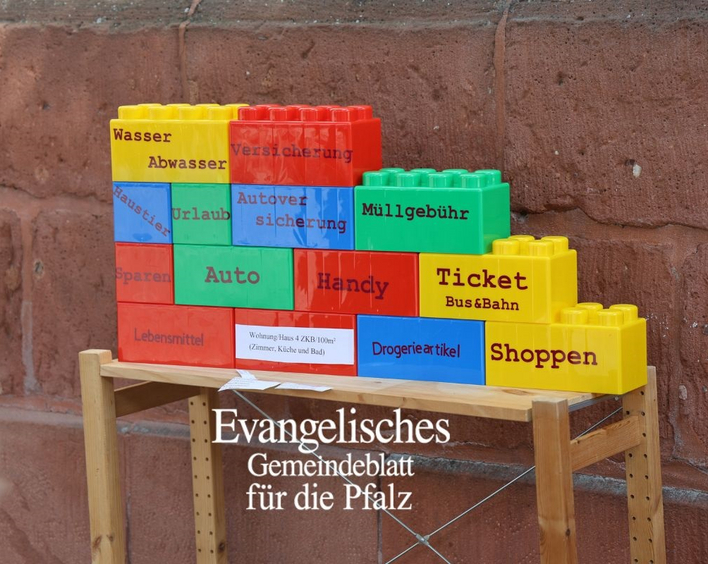 Armut als Thema in der Konfirmand*innen-Arbeit: Die Ausstellung „­Genug …?“ Foto: lk/Riesterer