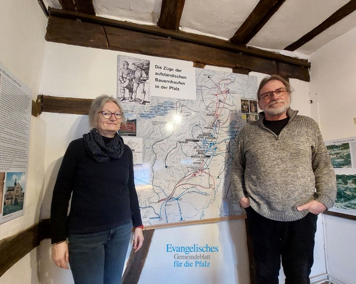 Machen Führungen im Bauernkriegsmuseum Nußdorf: Simone Neusüss und Rolf Übel vom Historischen Arbeitskreis Bauernkriegshaus. Foto: Ingelore Dohrenbusch