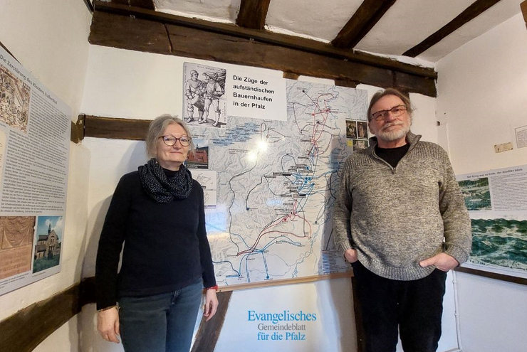 Machen Führungen im Bauernkriegsmuseum Nußdorf: Simone Neusüss und Rolf Übel vom Historischen Arbeitskreis Bauernkriegshaus. Foto: Ingelore Dohrenbusch