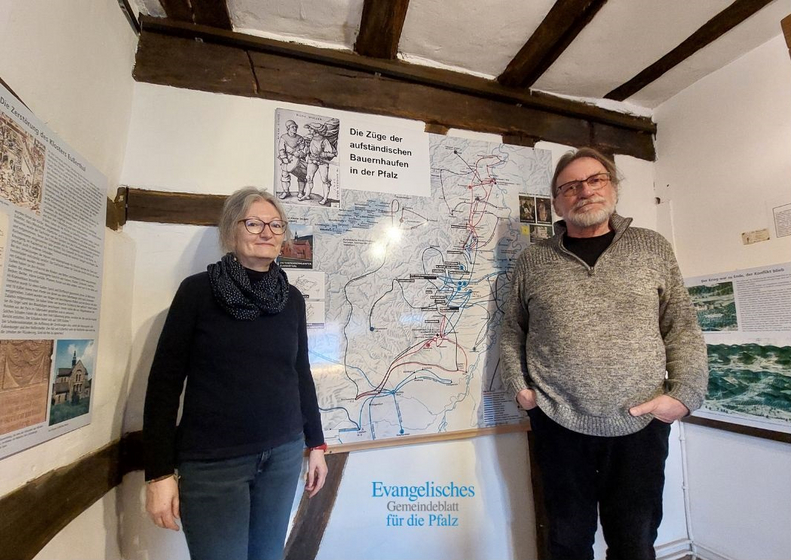 Machen Führungen im Bauernkriegsmuseum Nußdorf: Simone Neusüss und Rolf Übel vom Historischen Arbeitskreis Bauernkriegshaus. Foto: Ingelore Dohrenbusch