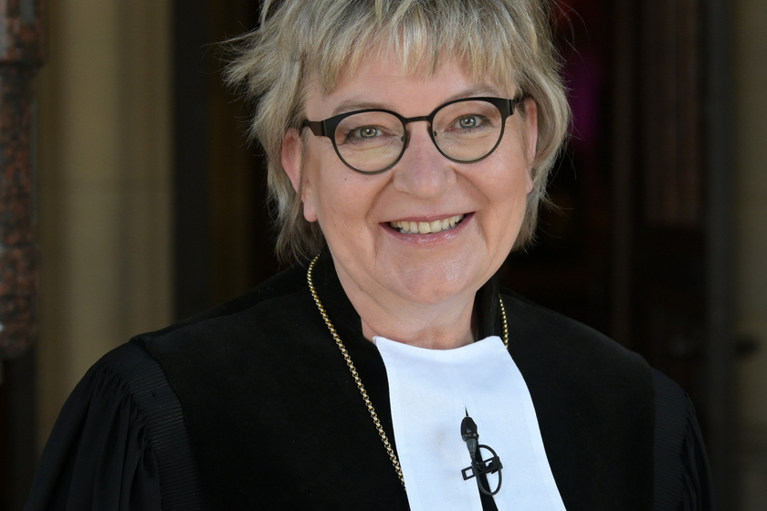 Kirchenpräsidentin Dorothee Wüst. Foto: lk/Archiv/Landry Eine Frau im Talar und Kreuz