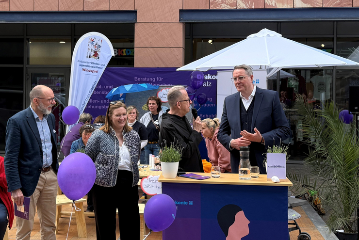 Wolfgang Schumacher im Gespräch mit Ministerpräsident Alexander Schweitzer, Ministerin Katharina Binz und Agim Kaptelli am Stand der Diakonie. Foto: Andreas Rummel