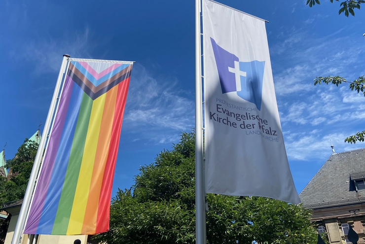 Flaggen vor dem Landeskirchenrat in Speyer. Foto: lk