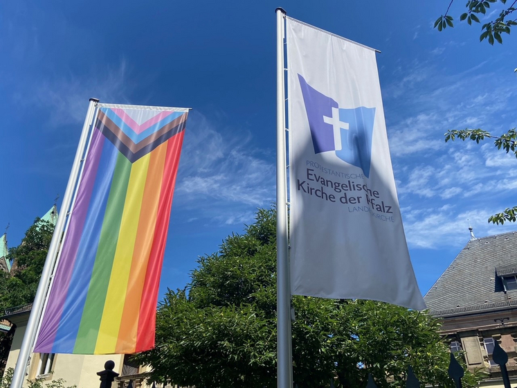 Flaggen vor dem Landeskirchenrat in Speyer. Foto: lk