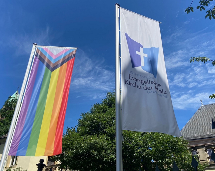 Flaggen vor dem Landeskirchenrat in Speyer. Foto: lk