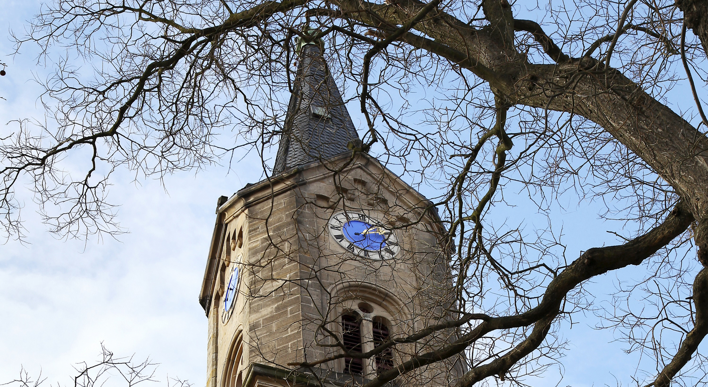 Kirchturm der protestantischen Kirche in Erpolzheim.