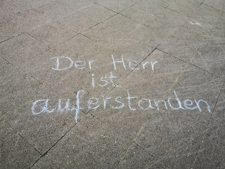„Was sucht ihr den Lebenden bei den Toten? Er ist nicht hier, er ist auferstanden!“ Das verkündet ein Engel den beiden Frauen, die am Morgen zum Grab Jesu kommen. Und die Frauen rufen diese Freudenbotschaft den Jüngern zu: „Der Herr ist auferstanden!“ So lesen wir es im Lukasevangelium im 24. Kapitel. Foto: José Harvey / fundus-medien.de