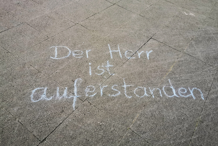 „Was sucht ihr den Lebenden bei den Toten? Er ist nicht hier, er ist auferstanden!“ Das verkündet ein Engel den beiden Frauen, die am Morgen zum Grab Jesu kommen. Und die Frauen rufen diese Freudenbotschaft den Jüngern zu: „Der Herr ist auferstanden!“ So lesen wir es im Lukasevangelium im 24. Kapitel. Foto: José Harvey / fundus-medien.de
