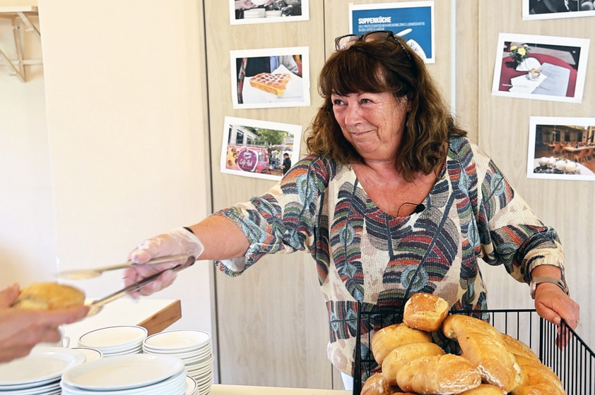 Presbyterin Christine Müller-Kattwinkel engagiert sich für die Suppenküche in Ludwigshafen. Foto: lk/Helena Berlinghof